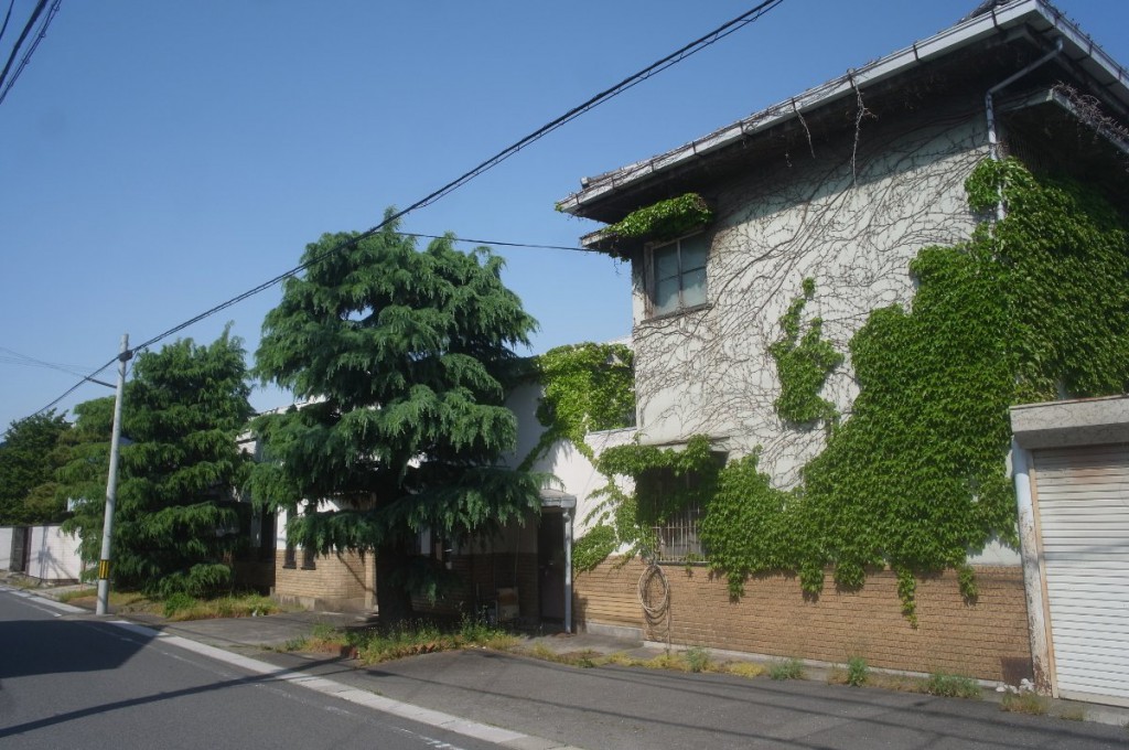 東海道沿いの瀟洒なモルタル造りの洋館。社屋として使われているらしい。 GXR A12 28mm