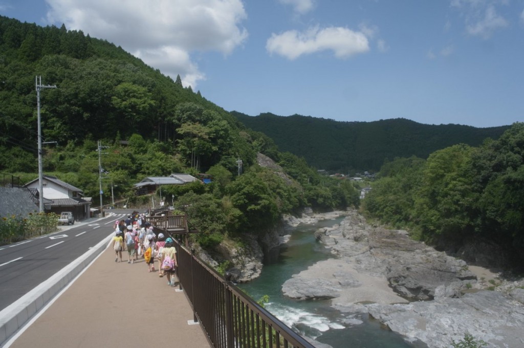 宮滝バス停から吉野川を渡る