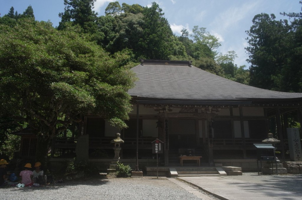 如意輪寺本堂。横で子どもがお弁当を食べている。