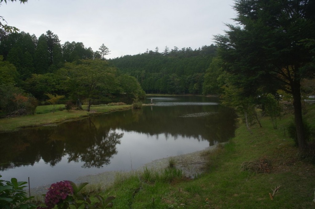 原生林の入り口にある段戸湖