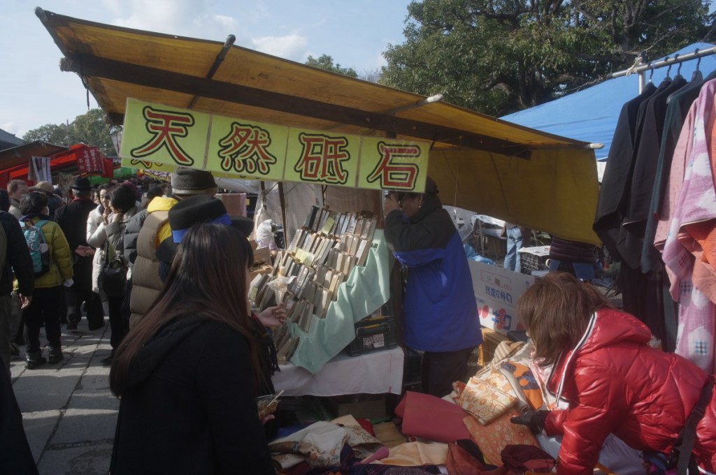 弘法さんに例年出展している砥石屋。砥石の売買もおかしな事になっていますが、そこそこ良心的価格設定。