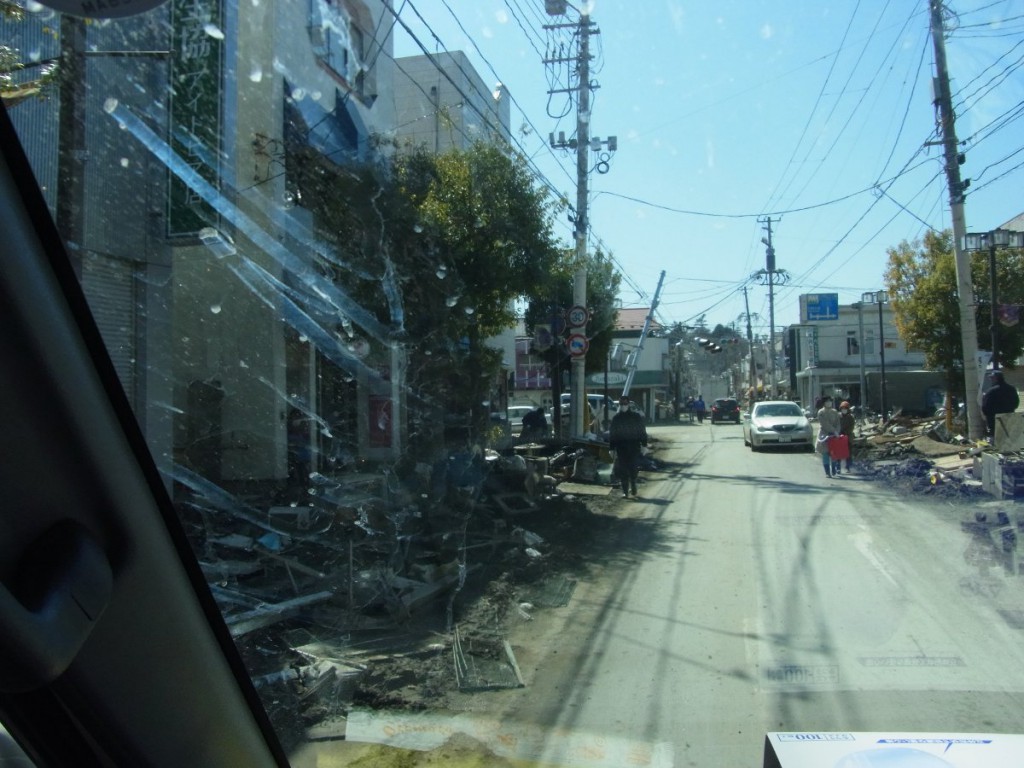 初めて訪れた石巻市街地。露出もピントもデタラメな汚れたフロントガラス越しのこうした写真が、かえって今は当時のおののきを現しているように思います。