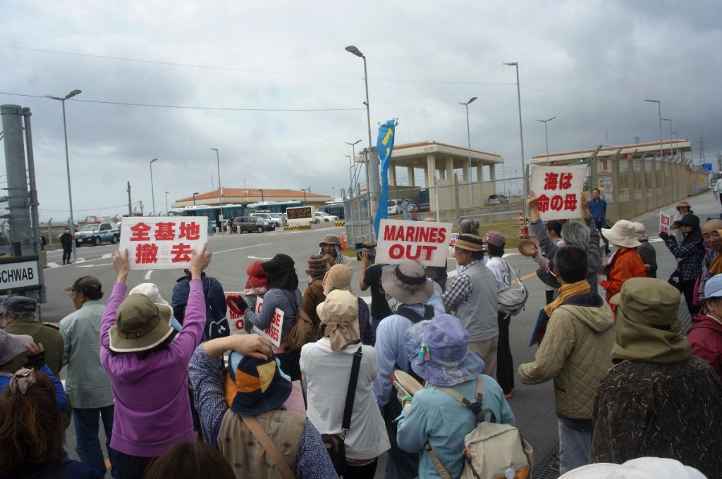 3月18日、キャンプシュワブのゲート前でレイプ事件に抗議。