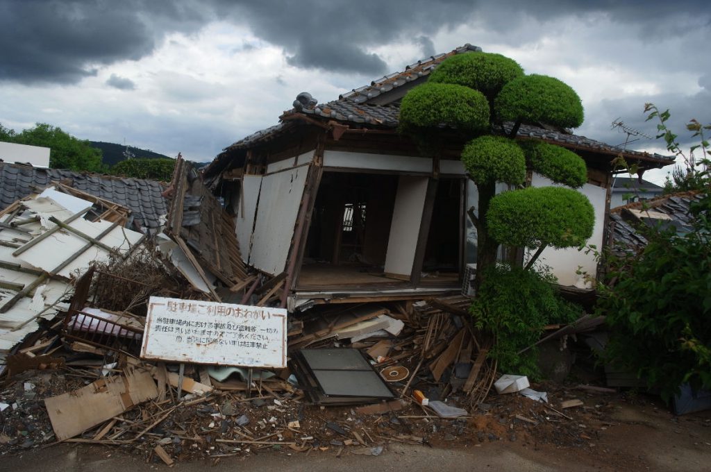 益城町の崩れた木造住宅。