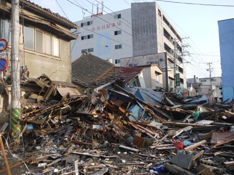 県道7号線石巻中央1丁目交差点から見た被災地